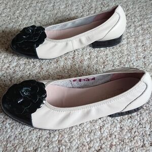 Sabrinas ivory napa leather & black flower ornament shoes size 37